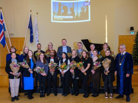 Nýir doktorar á Heilbrigðisvísindasviði ásamt rektor, aðstoðarrektor vísinda og sviðsforseta.