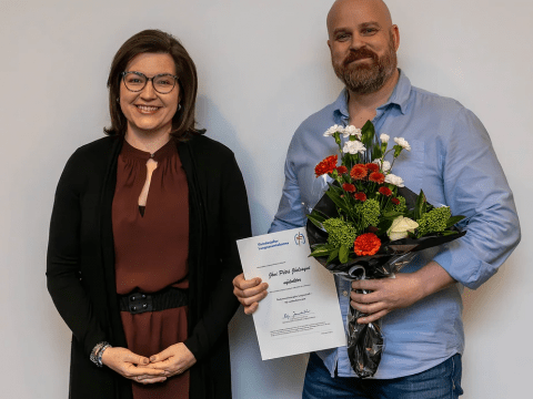 Jón Pétur Jóelsson nýdoktor við Háskóla Íslands og Landspítala. Með honum á myndinni er Eliza Reid verndari Lungnasamtakanna.