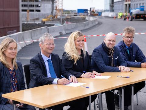 Frá undirritun samnings um uppsteypu hússins